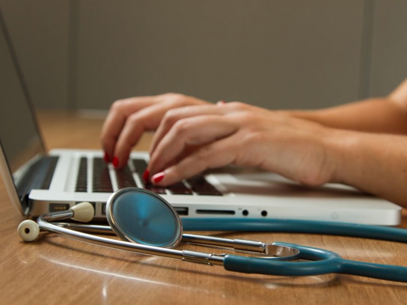 NKÚ: Elektronizace zdravotnictví se zpožďuje, lékaři stále nemohou sdílet údaje