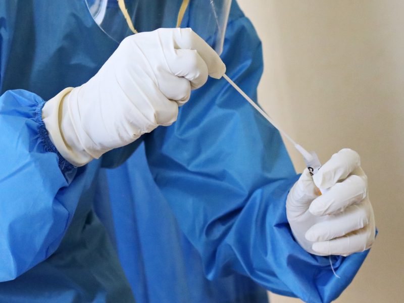 Denní přírůstek případů koronaviru v pondělí opět překročil 9000