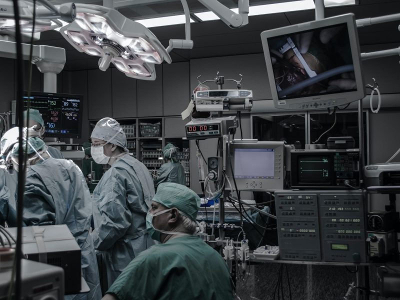 Novojičínští lékaři provedli robotickou operaci spánkové apnoe