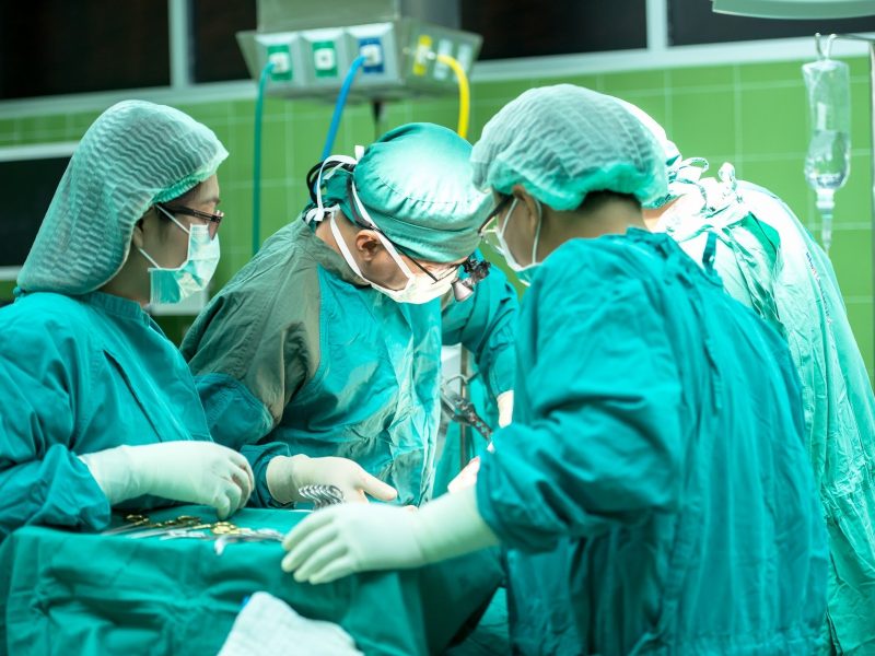 Lékaři Úrazové nemocnice v Brně operovali Ukrajinku zraněnou ve válce granátem
