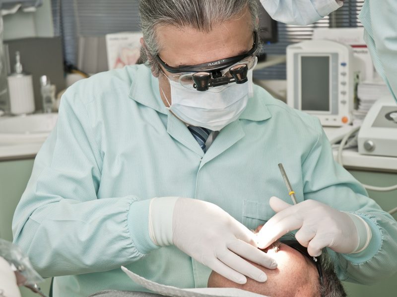 Průzkum: Zanedbaná péče o zuby může stát desetitisíce, zásadní je technika