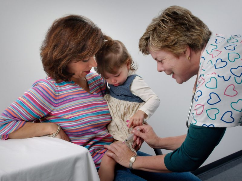 Očkováno proti spalničkám, zarděnkám a příušnicím je 90 procent dětí do dvou let