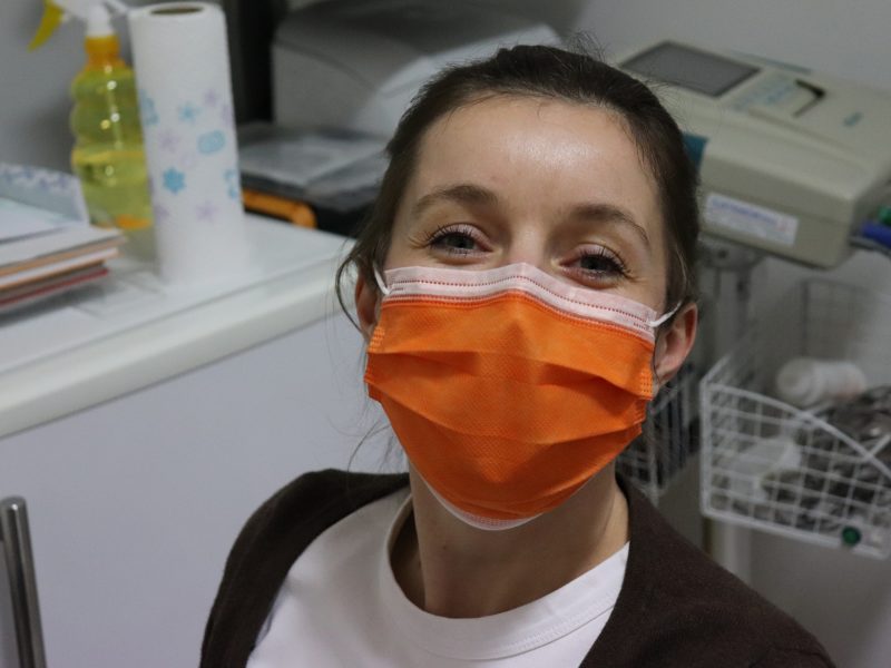 Epidemiolog: Lidé by stále měli nosit respirátor, pokud se cítí nemocní