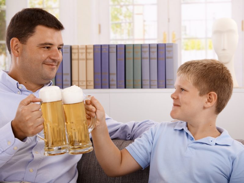 Vědci zkoumají, co určuje vztah k alkoholu a jeho pití od dětství do dospělosti