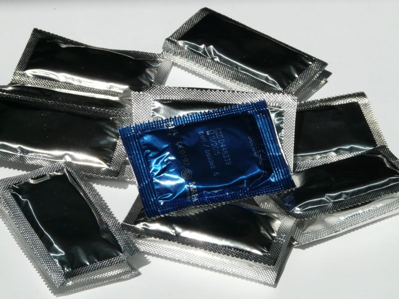 Ve Francii budou od ledna kondomy v lékárnách pro mladé zdarma, řekl Macron