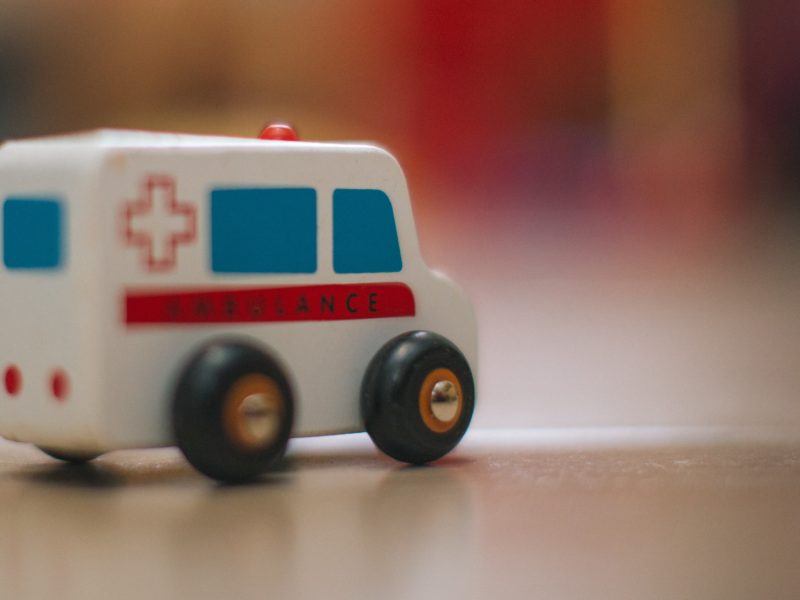 Vsetínská nemocnice obnovuje vozový park, má dvě nové sanitky pro převoz pacientů
