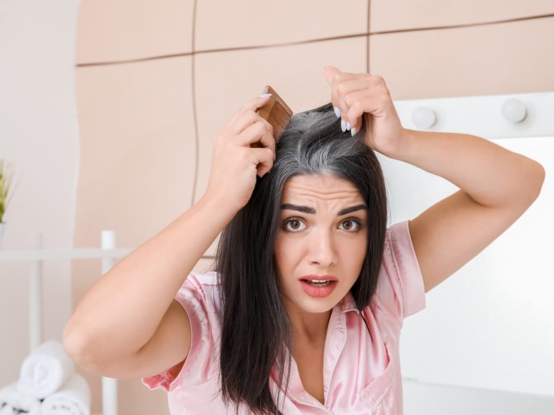 Vědci objevili příčinu šedivění vlasů, za jev nejspíš mohou zaseknuté buňky