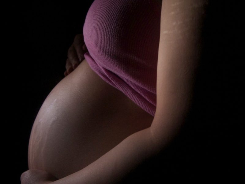 Screening duševního zdraví matek absolvovalo 17.500 žen, u pětiny ukázal riziko