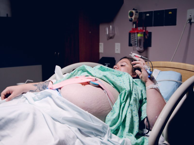 Vědkyně: Délka pobytu v nemocnici po porodu se zvyšuje s vyšším věkem rodiček